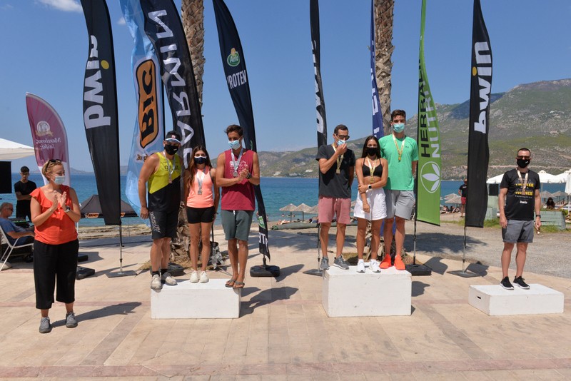 Η Νάνσυ Ζαμπέλη, Communications &  Marketing Director της Garmin Greece στην απονομή των mixed ομάδων